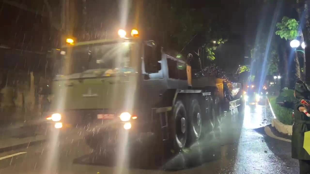 军事车辆群在夜间集结至河内市中心