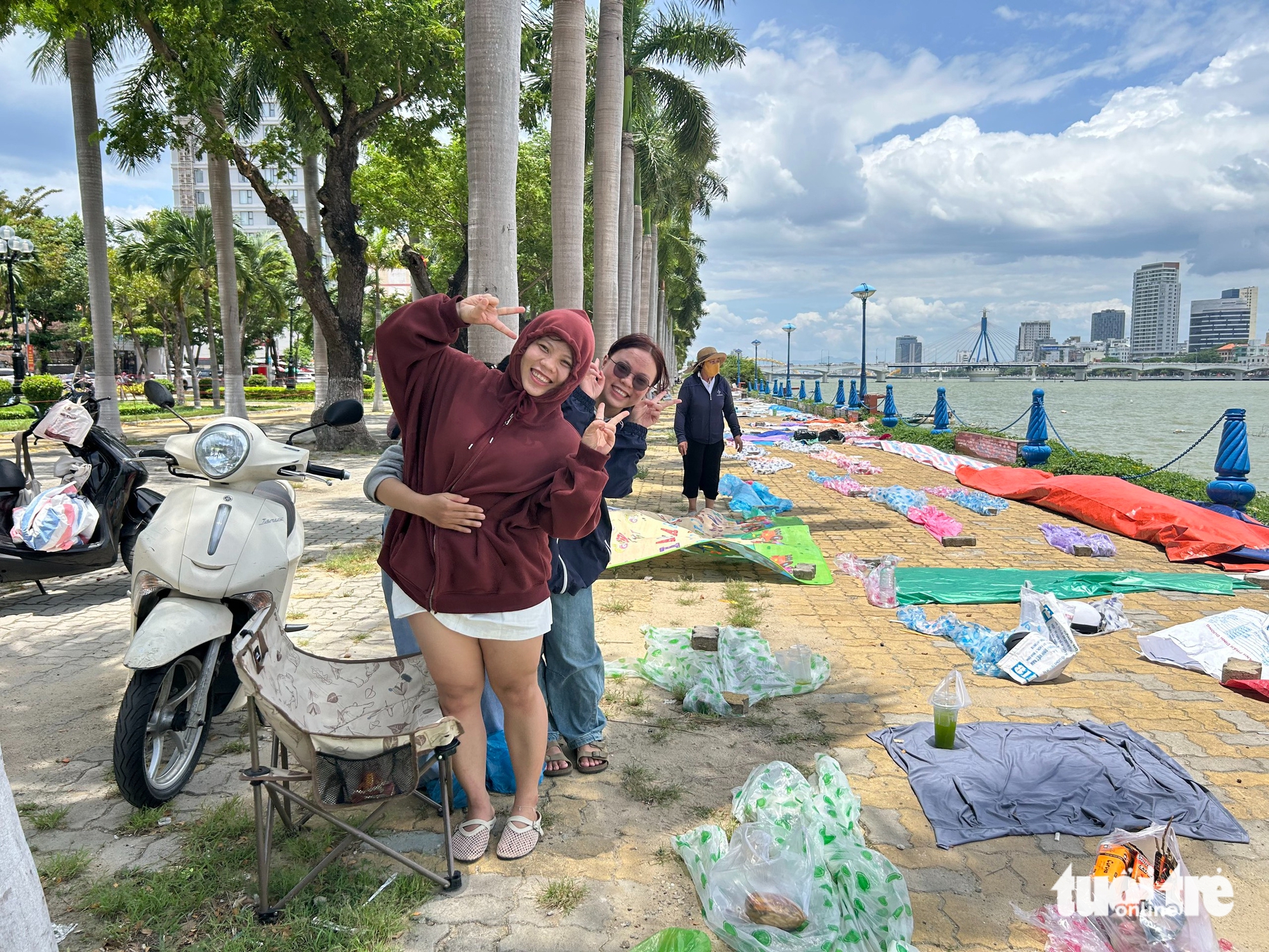 中午烈日下，市民到汉江边铺毯子‘占位’观看烟花决赛
