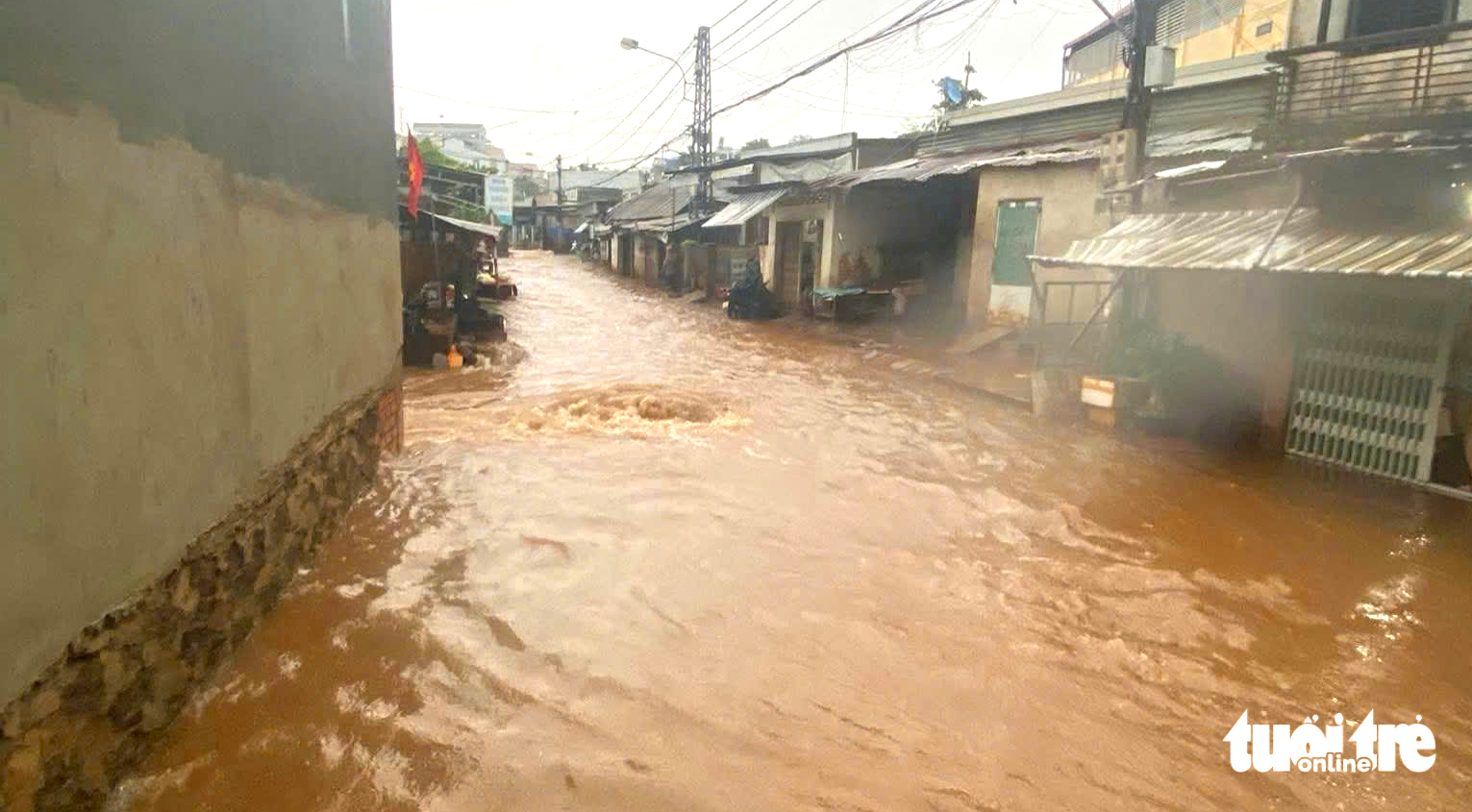 山区班美街道每逢下雨就积水，居民涉水推车