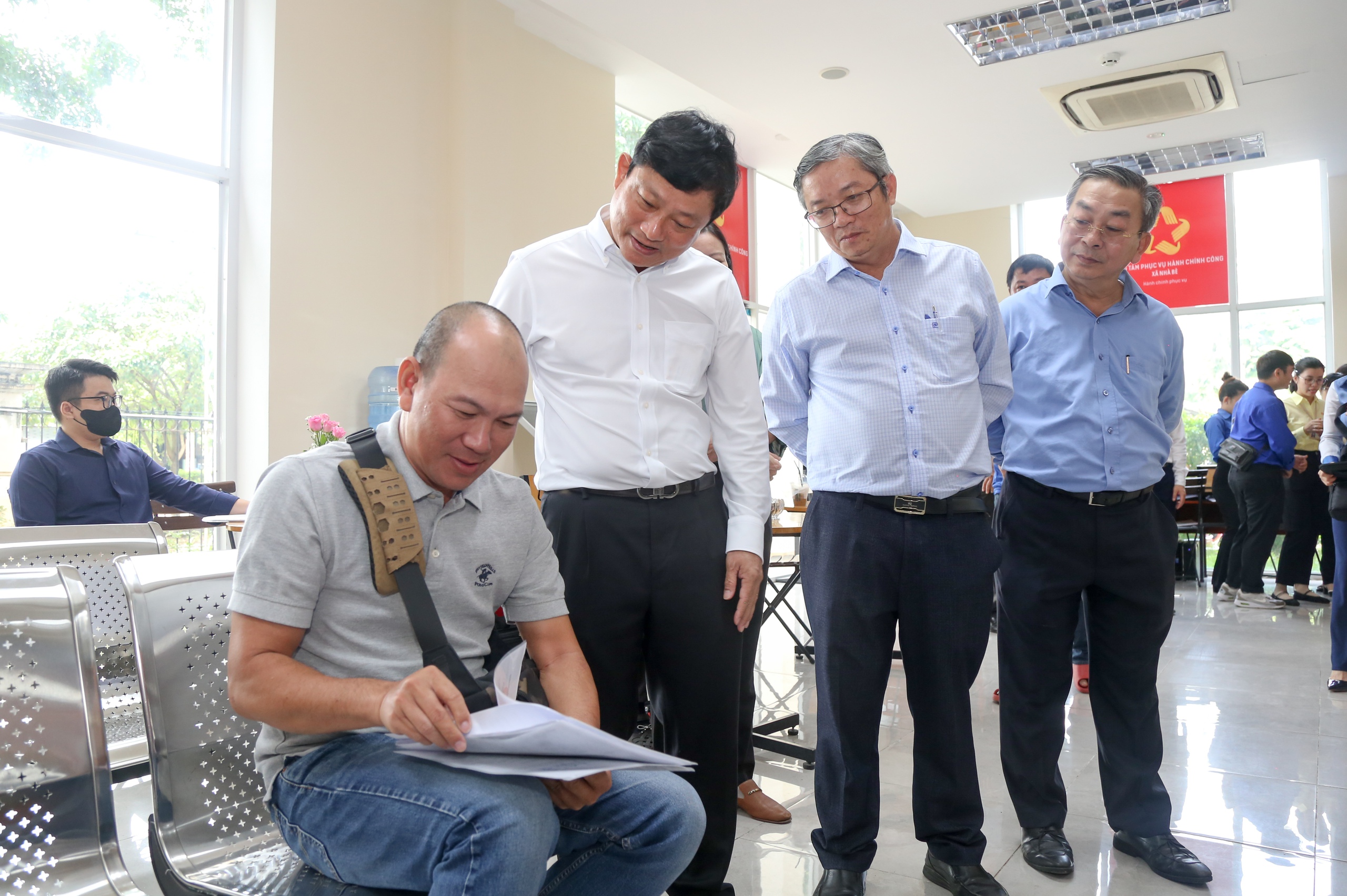 胡志明市人民议会主席武文敏考察芽皮县为民服务工作