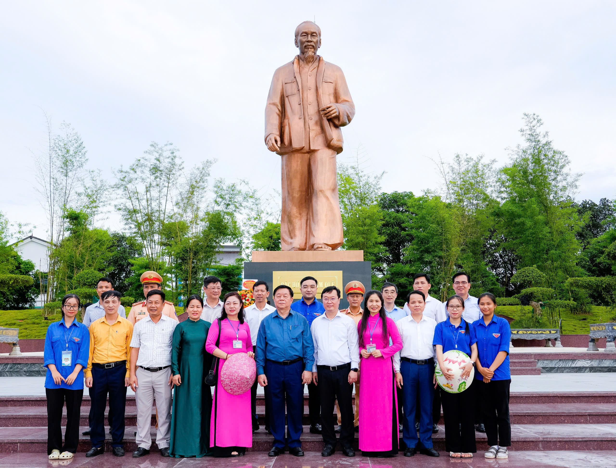 中央宣教与民运部部长向胡志明主席及烈士敬献香火