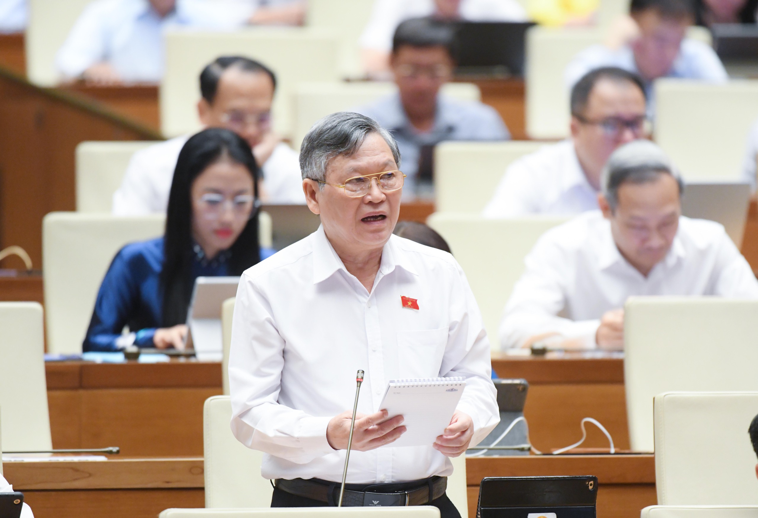 有'勾结'一些干部与假冒伪劣商品，代表建议检查管理机构