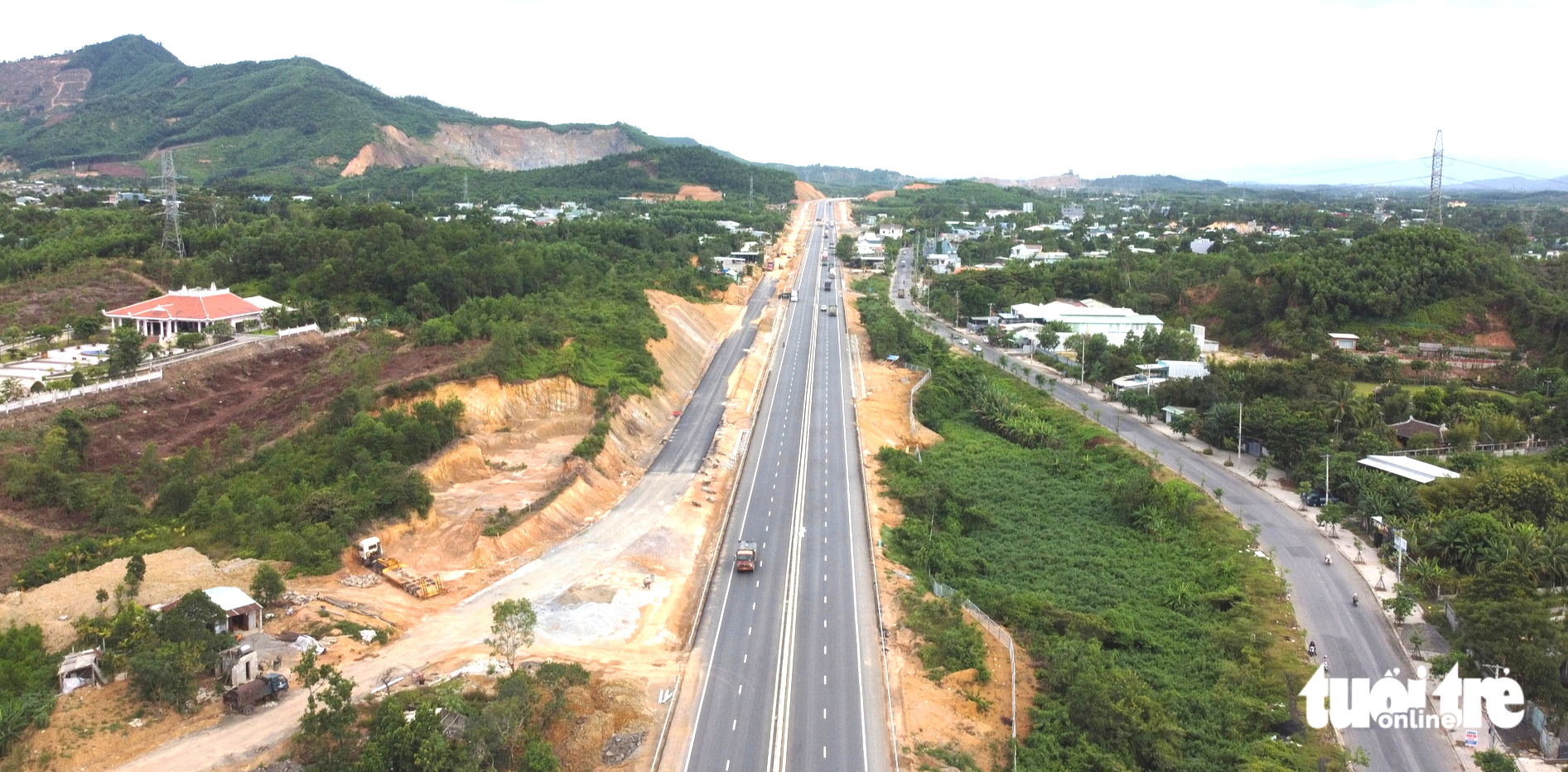 岘港和连-绥龙高速公路11.5公里路段在通车前亮相