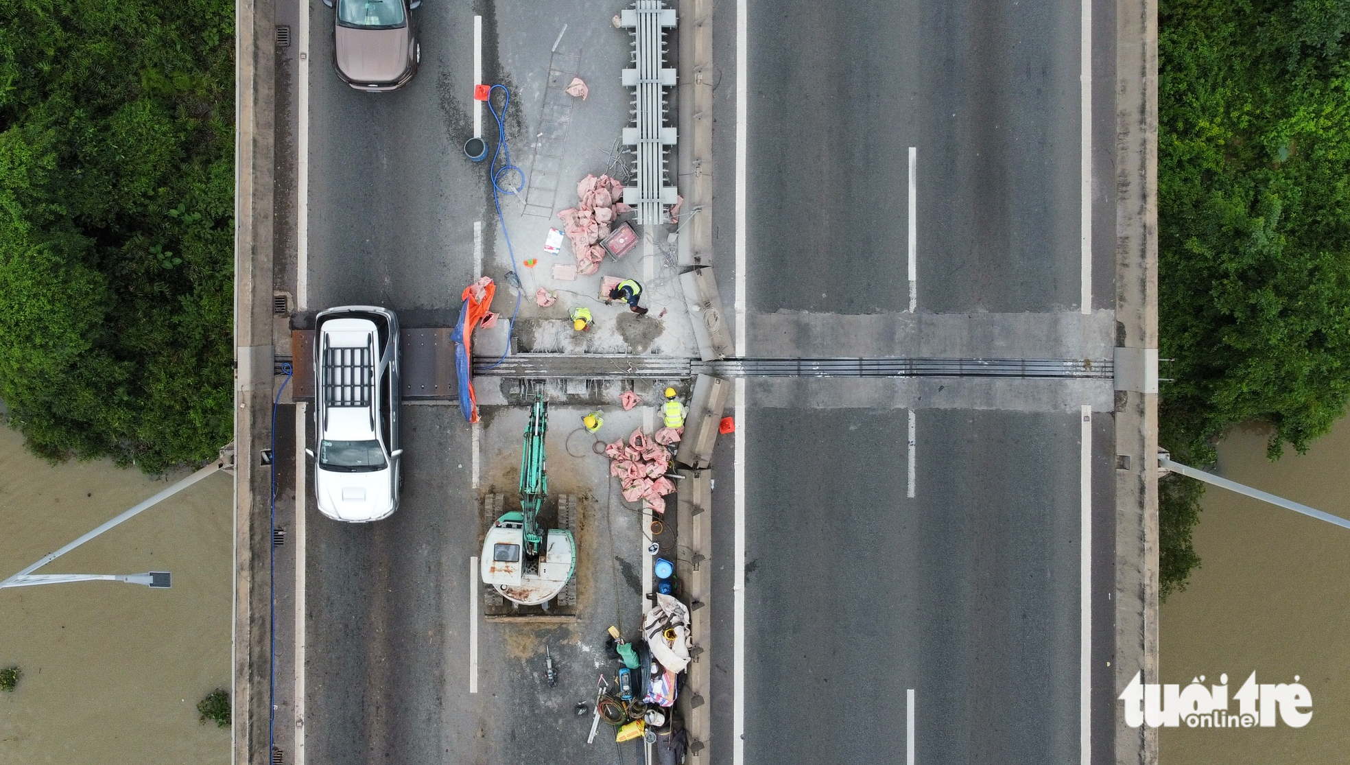 由于胡志明市-隆城-油椰高速公路封闭，DT 743道路封闭导致连环拥堵