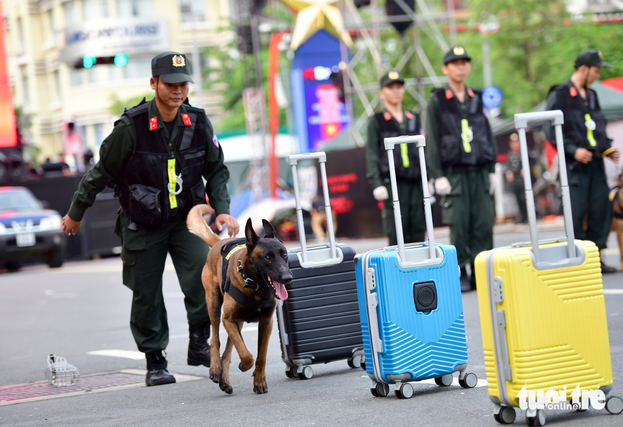 观看机动警察和警犬在黎利路的表演