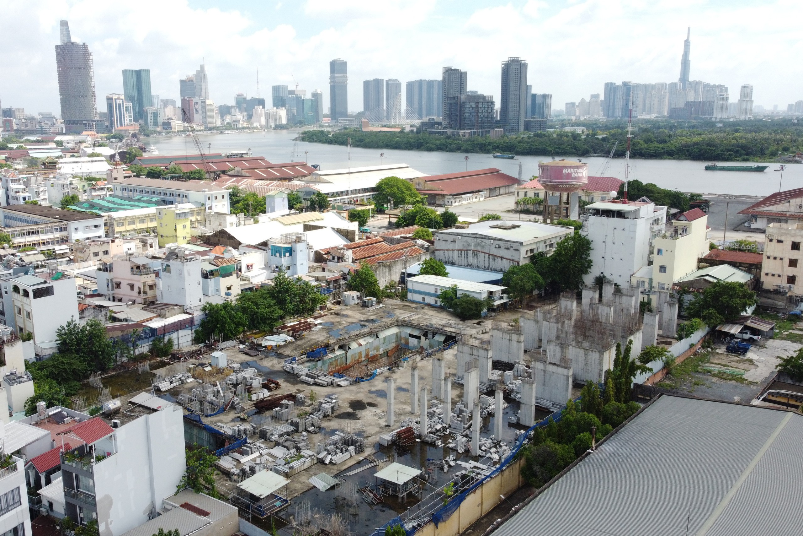 近距离观察胡志明市未批准施工、等待法律解决的Lancaster Lincoln违规项目