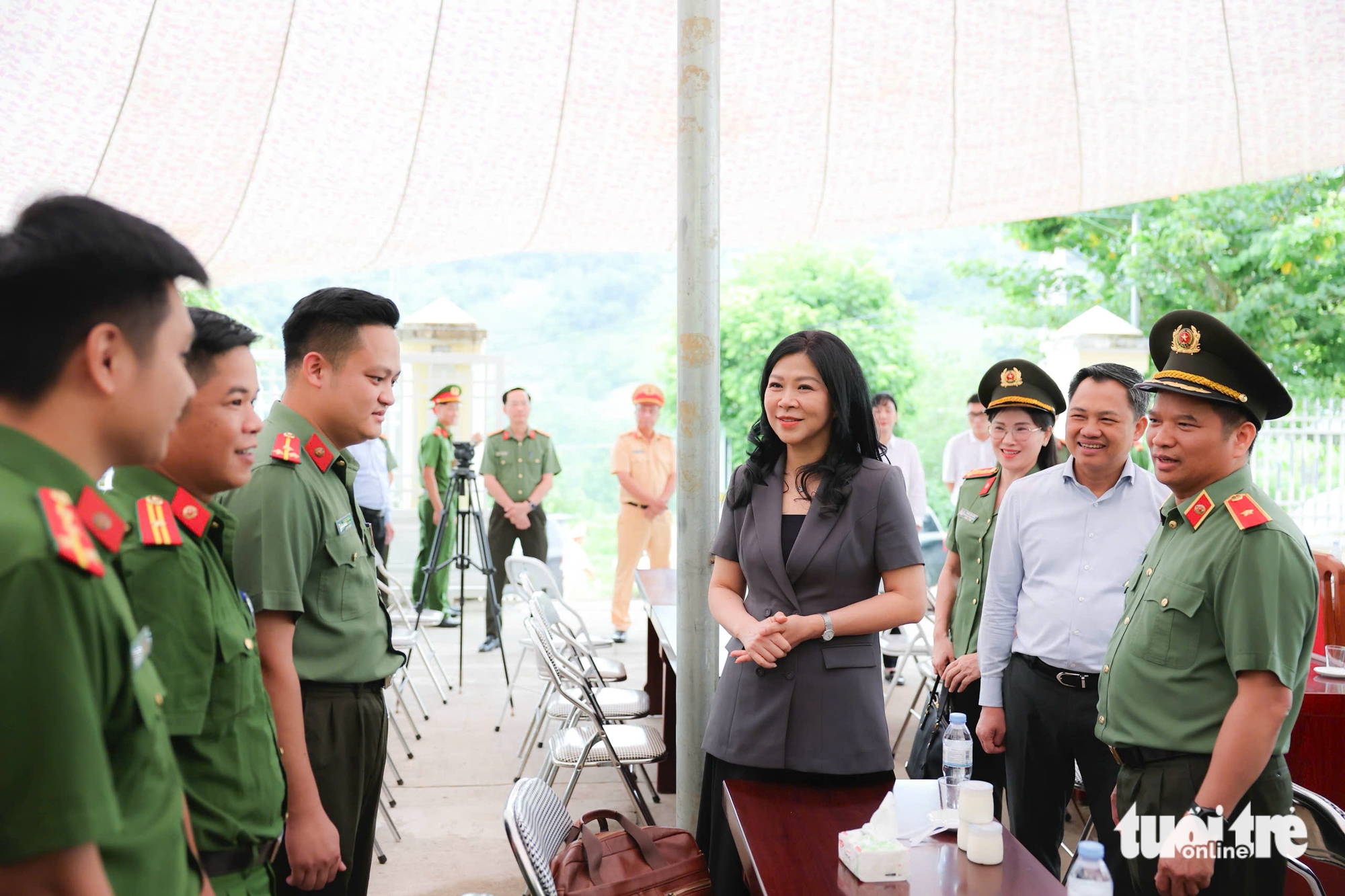 吴芳丽夫人慰问烈士和伤兵家属：情义时刻