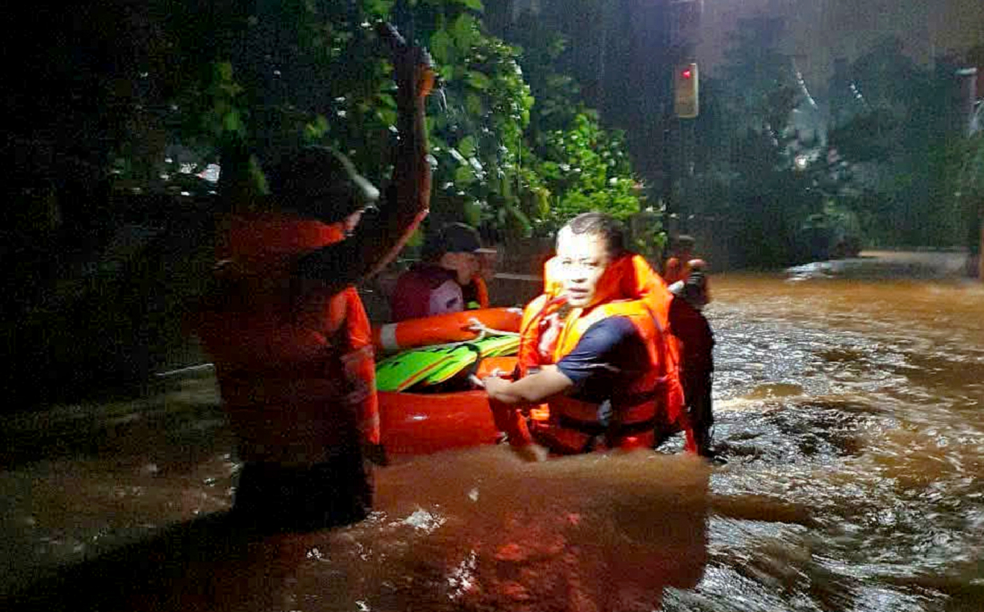 太原因大雨深陷洪水，民众爬上屋顶求救