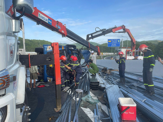 高速公路上卡车翻车，两人死亡