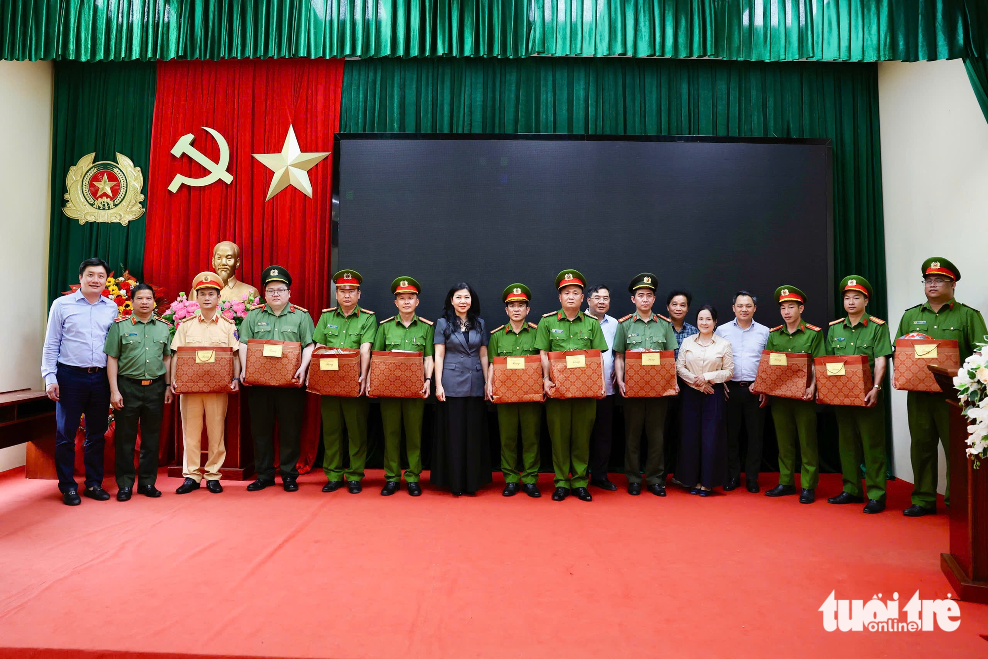 吴芳丽夫人慰问烈士和伤兵家属：情义时刻