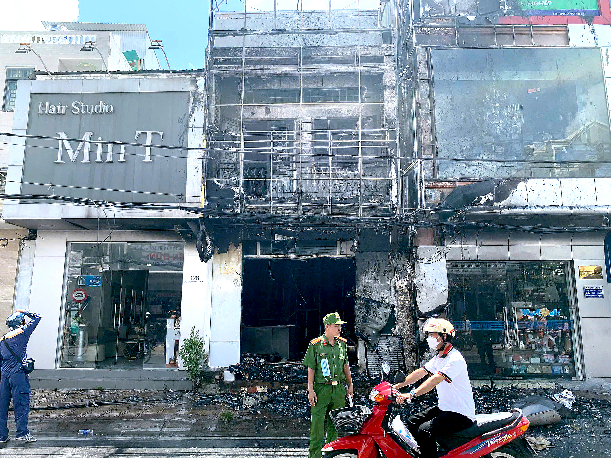芹苴市中心手机店大火烧毁