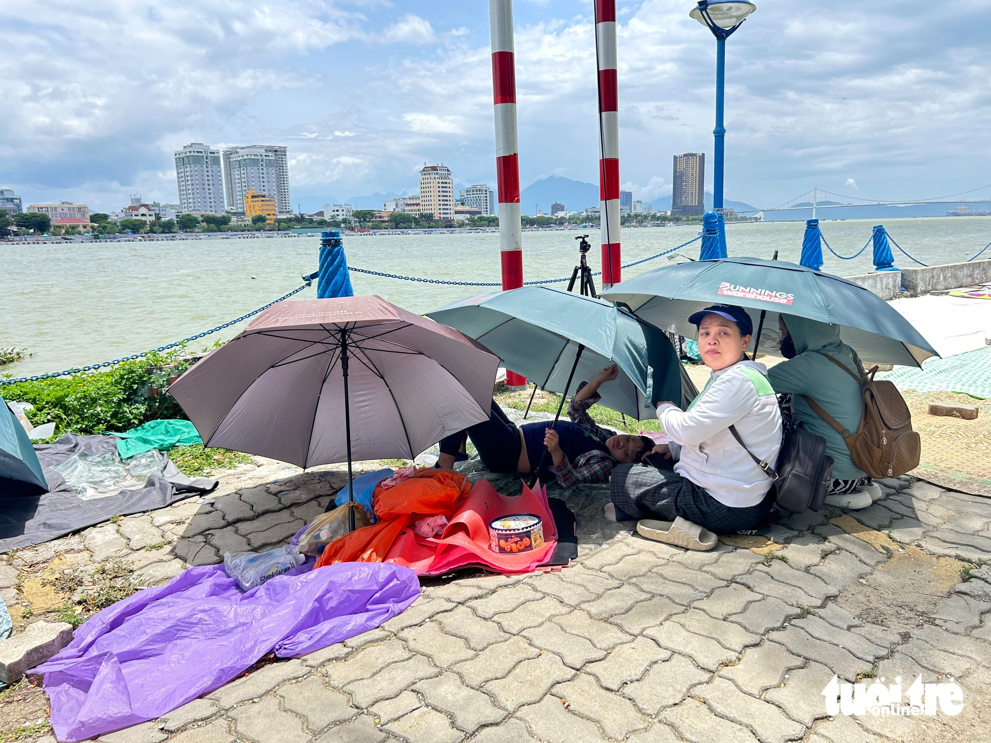 中午烈日下，市民到汉江边铺毯子‘占位’观看烟花决赛
