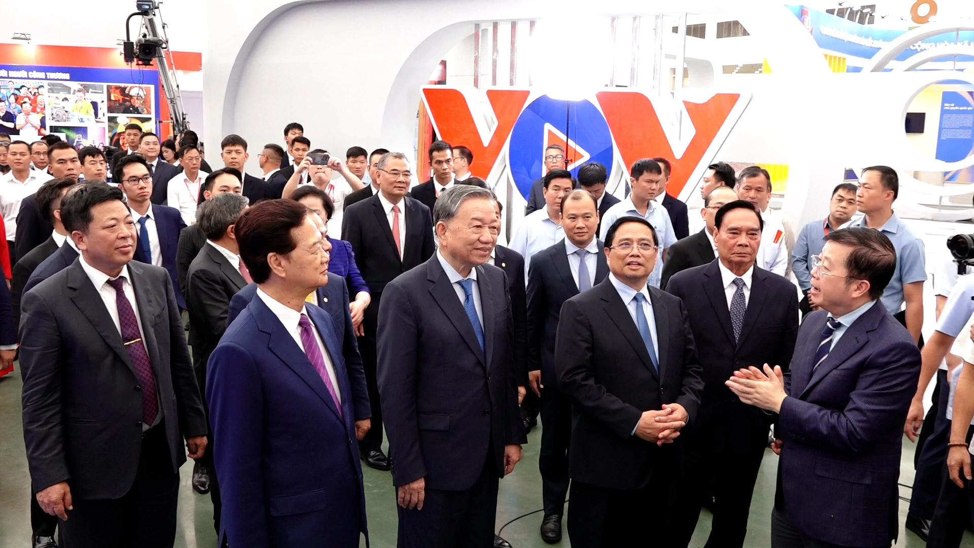 总书记、总理为250项工程竣工和开工剪彩