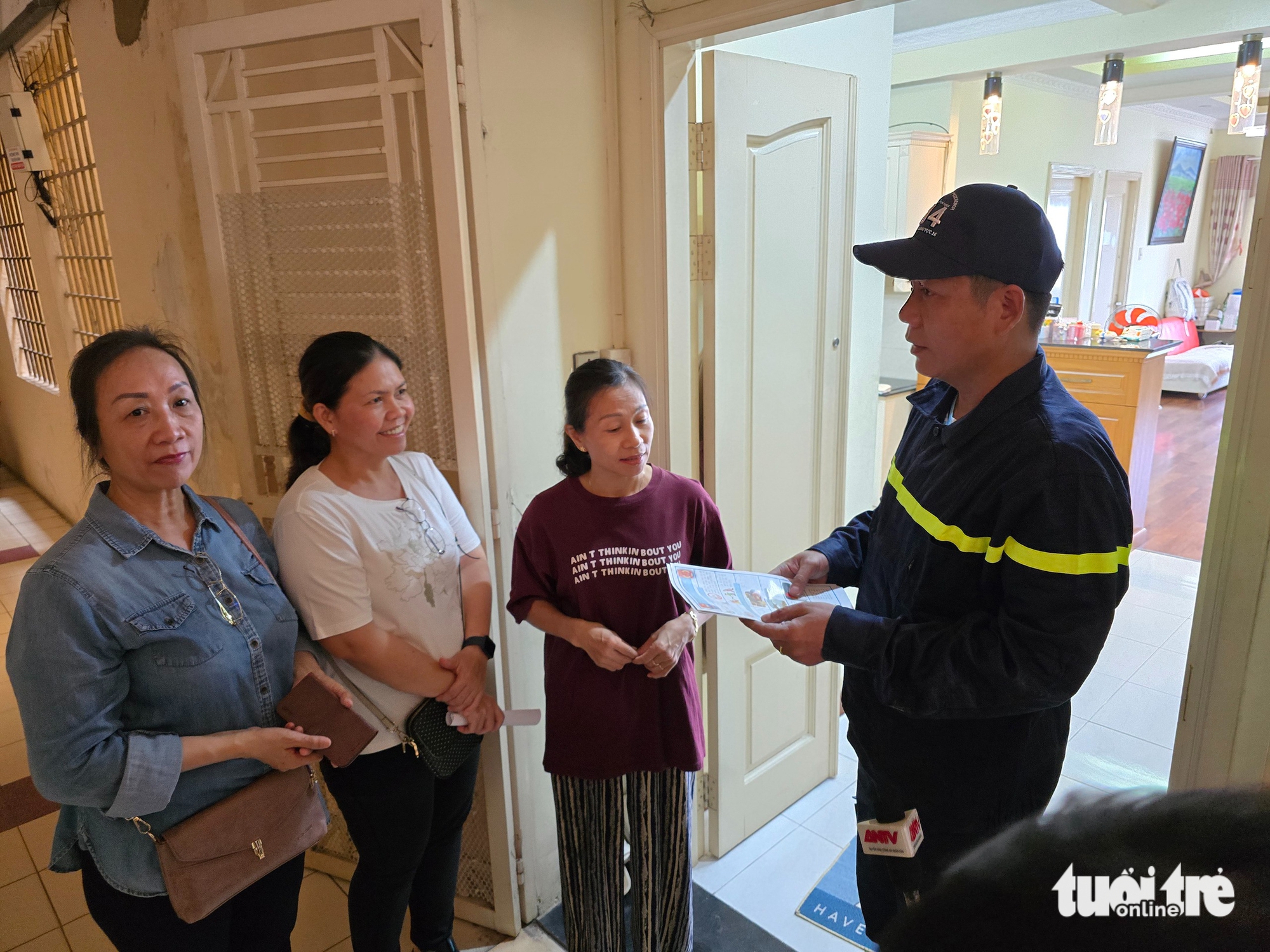 胡志明市许多公寓居民拆除'铁笼'，开辟逃生通道