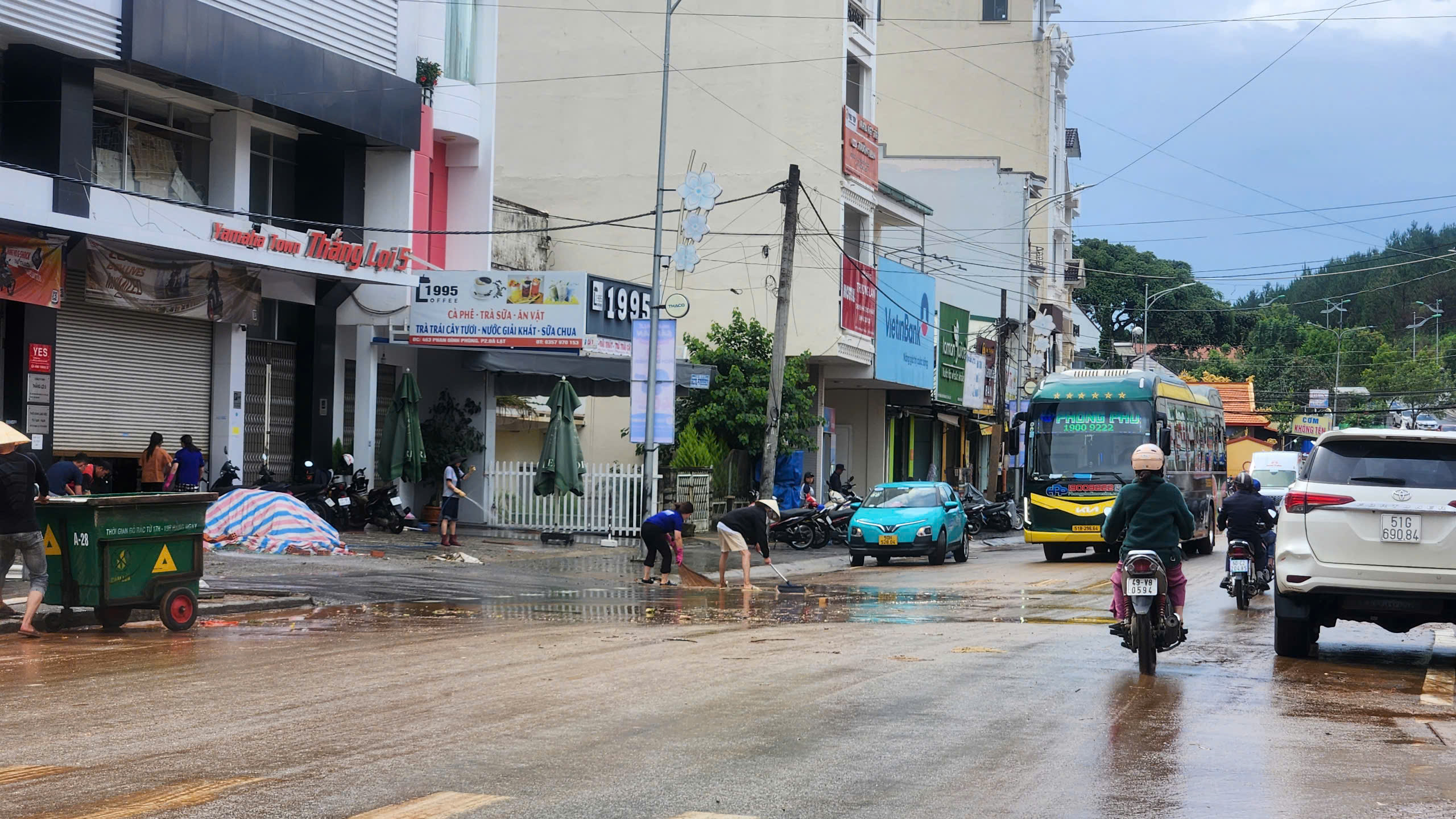 大雨中，潘廷逢溪沿岸的达拉特局部洪水