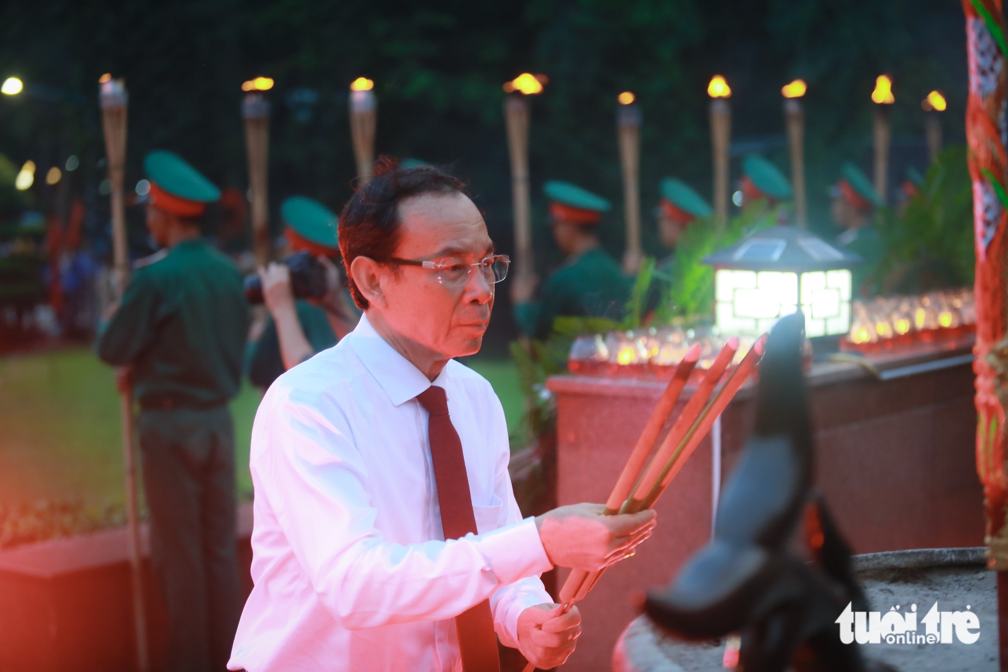 阮文年书记与胡志明市领导代表团在昆岛献香、点灯感恩