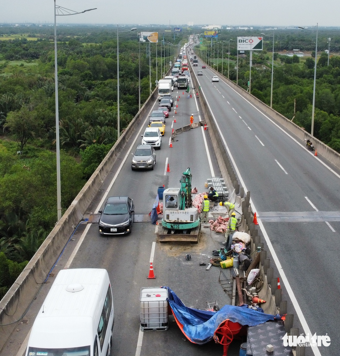 由于胡志明市-隆城-油椰高速公路封闭，DT 743道路封闭导致连环拥堵